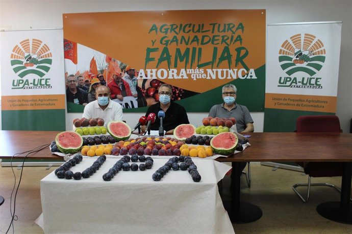 Miembros de UPA-UCE Extremadura en una rueda de prensa