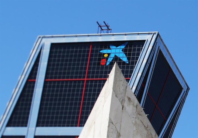 Archivo - La sede nacional de Caixabank, a 8 de julio de 2021, en Madrid (España).