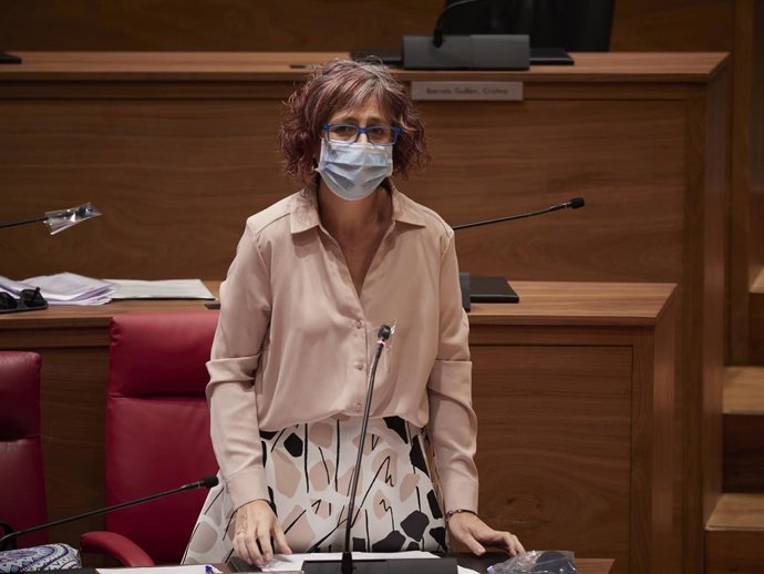 Archivo - La consejera de Cultura y Deporte del Gobierno de Navarra, Rebeca Esnaola, en un pleno del Parlamento de Navarra.