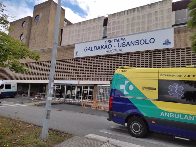 Archivo - Una ambulancia abandona el hospital de Galdakao
