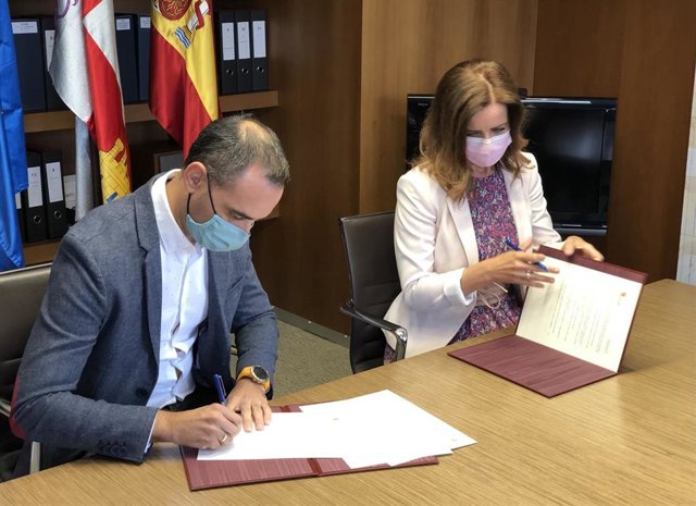 El presidente de Texmocyl, Raúl Escudero, y la consejera de Empleo e Industria, Ana Carlota Amigo, firman el convenio de colaboración entre ambas instituciones.