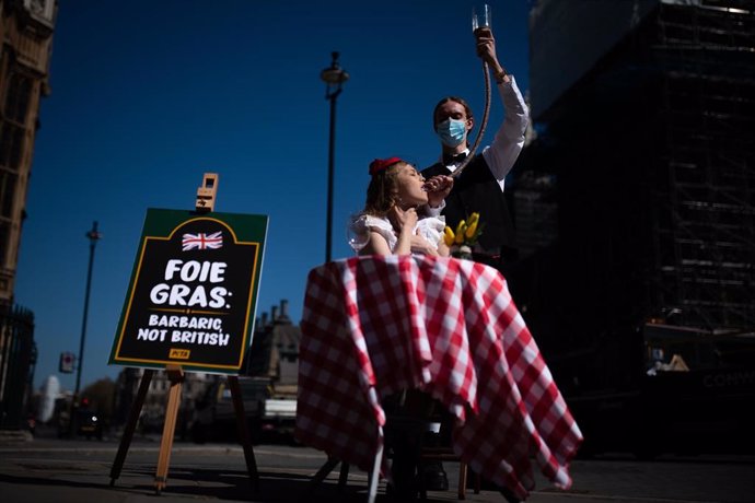 Archivo - Activistas de PETA protestan contra el 'foie gras' en Reino Unido