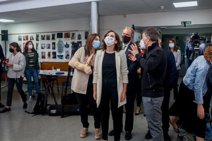 La presidenta de la Comunidad, Isabel Díaz Ayuso (c), durante una visita al IES Gerardo Diego de Pozuelo de Alarcón con motivo del Día Mundial del Docente, a 5 octubre de 2021, en Pozuelo de Alarcón, Madrid, (España). 