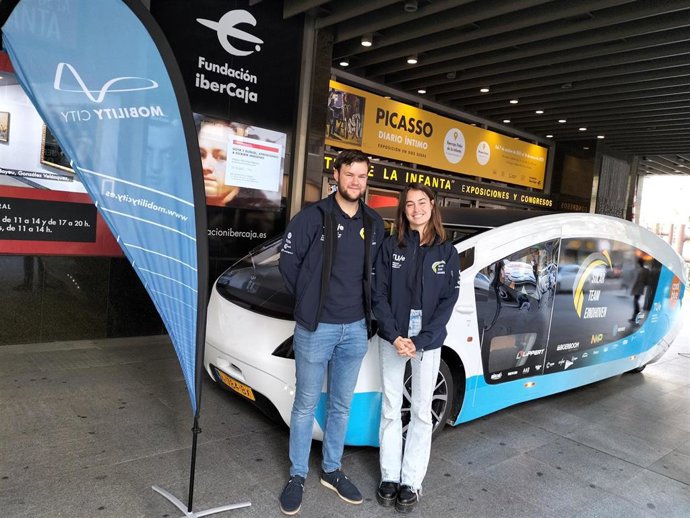 Dos estudiantes del equipo Solar Team de la Universidad de Eindhoven , delante del prototipo del Stella Vita, en cuyo diseño han participado.