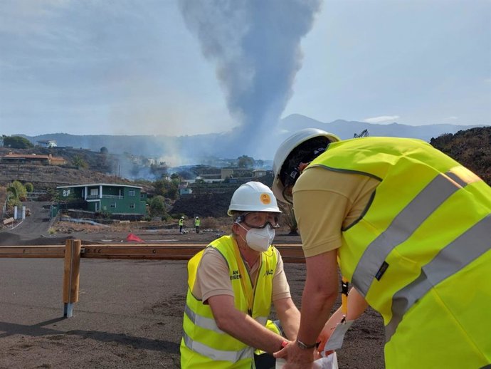 Personal de la ULPGC trabajando cerca del volcán de La Palma haciendo mediciones