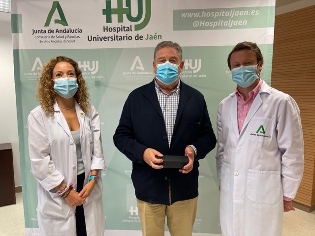 Imagen con uno de los profesionales sanitarios homenajeados