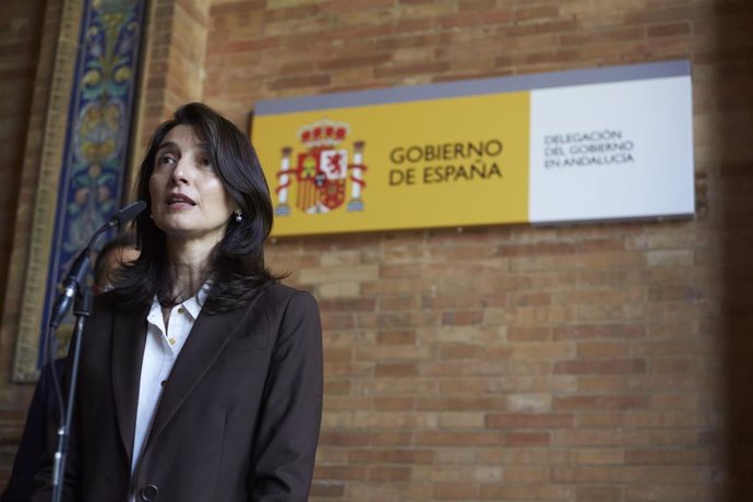La ministra de Justicia, Pilar Llop, atiende a los medios antes del inicio del acto de condecoración a título póstumo a la magistrada Josefa Arévalo con la Cruz de San Raimundo de Peñafort a 1 de octubre del 2021 en Sevilla (Andalucía).