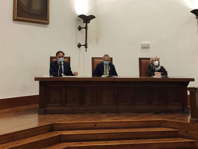 El alcalde de Salamanca, Carlos García Carbayo, el rector de la USAL, Ricardo Rivero, y la subdelegada del Gobierno en Salamanca, Encarnación Pérez, de izquierda a derecha, en rueda de prensa este martes.