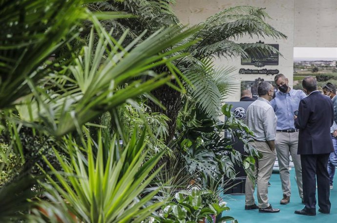 Varias personas asisten a la inauguración de Iberflora y Ecofira, en el regreso de la celebración de ferias profesionales en Feria de Valencia, a 5 de octubre de 2021, en Valencia