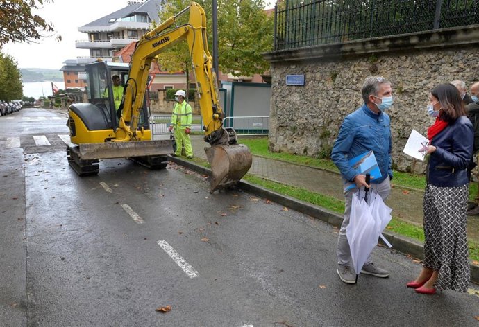 La alcaldesa Gema Igual visita el inicio de las obras de renovación en el Sardinero