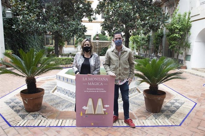 La delegada de Cultura de la Diputación de Córdoba, Salud Navajas, en la presentación de 'La Montaña Mágica'.