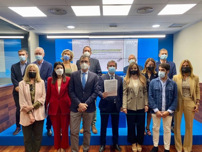 El exalcalde de Murcia José Ballesta rodeado por dirigentes y miembros del PP