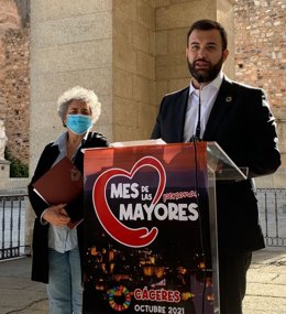 El alcalde de Cácres, Luis Salaya, y la concejala de Asuntos Sociales, María José Pulido, presentan las actividades del Mes de las Personas Mayores