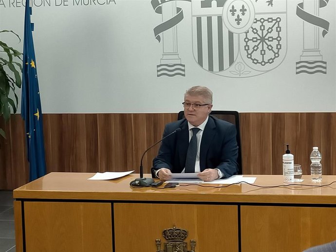 El delegado del Gobierno, José Vélez, presenta las ayudas educativas en rueda de prensa