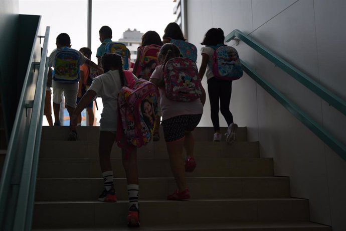 Un grupo de niños suben las escaleras en el colegio Les Arts, de reciente construcción, durante el primer día del curso escolar 2021-2022 en la Comunidad Valenciana, a 8 de septiembre de 2021, en Valencia, Comunidad Valenciana (España). El curso escolar
