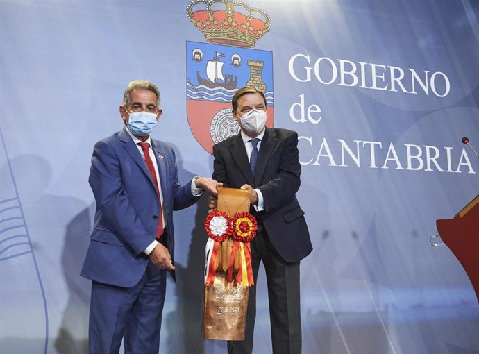 Archivo - El ministro de Agricultura, Luis Planas (d), y el presidente de Cantabria, Miguel Ángel Revilla