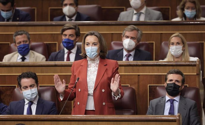 La portavoz del PP en el Congreso, Cuca Gamarra, interviene en una sesión de control al Gobierno en el Congreso de los Diputados, a 29 de septiembre de 2021, en Madrid, (España). 