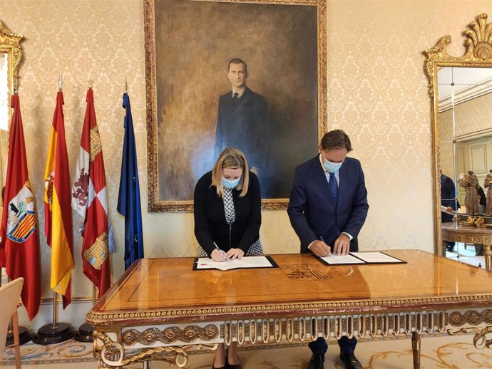 La consejera Isabel Blanco y el alcalde de Salamanca firman convenio para dotar de accesibilidad a edificios municipale