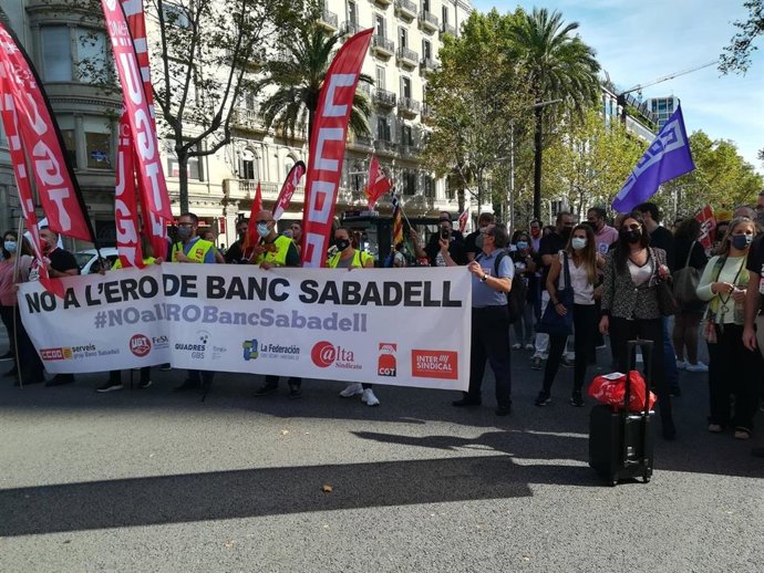 Un grupo de personas con una pancarta durante la protesta contra el ERE de Banco Sabadell ante su sede en la avenida Diagonal de Barcelona