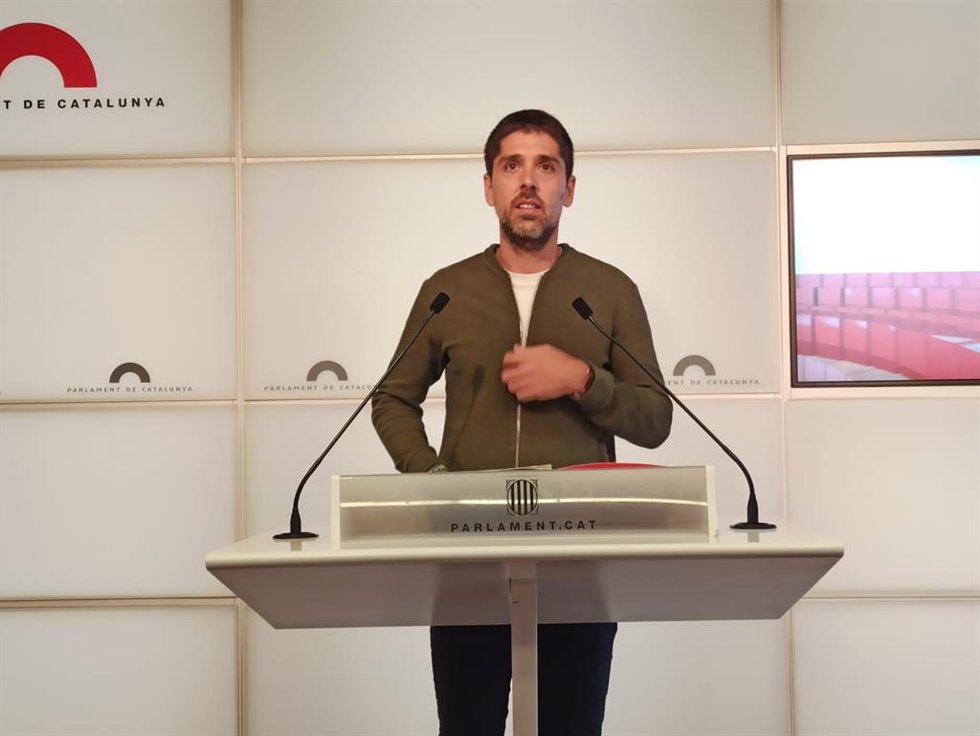 El portavoz de los comuns en el Parlament, David Cid, en rueda de prensa en el Parlament.