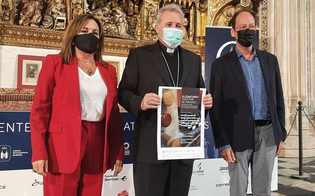 En el centro, el presidente de la Fundación de la Catedral, Mario Iceta, y a su izquierda la presidenta del IMC, Rosario Pérez.