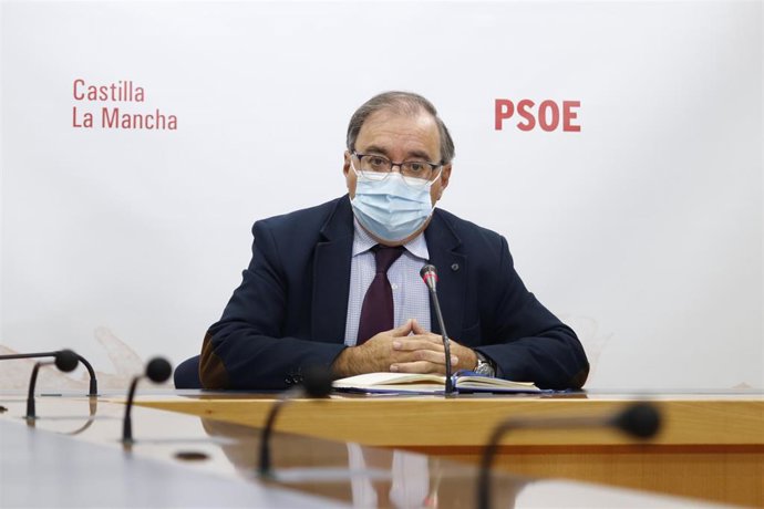 El presidente del Grupo Socialista en las Cortes de Castilla-La Mancha, Fernando Mora, en rueda de prensa