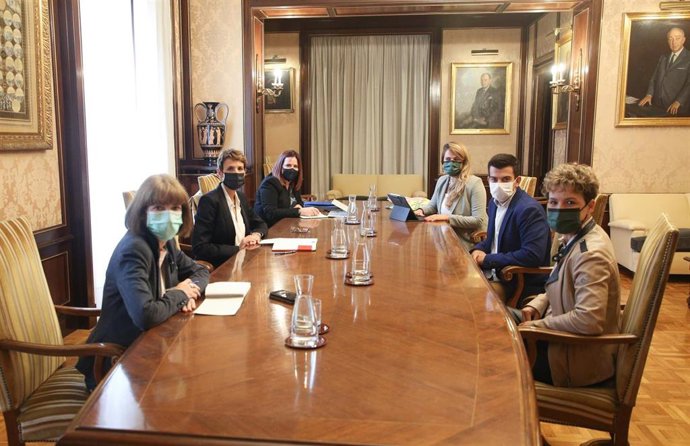 La presidenta Chivite (centro a la izquierda) frente al presidente de AJE, Alberto Alonso (dcha), junto con el resto de la junta directiva de la asociación.