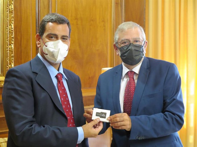 El consejero de Fomento e Infraestructuras, José Ramón Díez de Revenga le hace entrega del Plan Director de Transportes de la Región de Murcia a Alberto Castillo, presidente de la Asamblea Regional