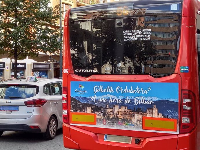 Granada se promociona en las calles, el metro y el aeropuerto de Bilbao