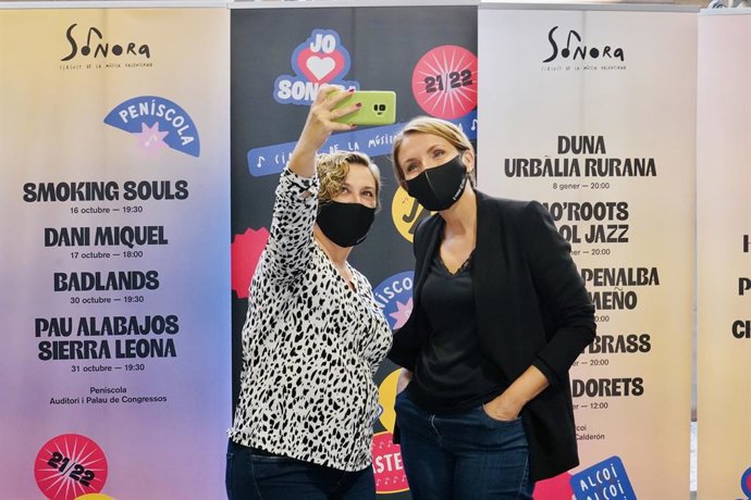 La secretaria autonómica de Cultura y Deporte, Raquel Tamarit (izq), y la directora adjunta de Música y Cultura Popular del Institut Valenci de Cultura, Marga Landete (dcha), en la presentación de la tercera edición del circuito Sonora