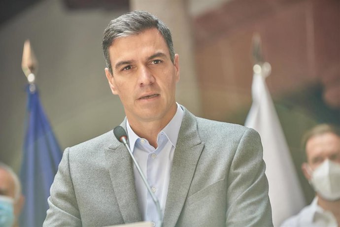 El presidente del Gobierno, Pedro Sánchez, durante una rueda de prensa tras la reunión del Comité Director del Plan de Prevención de Riesgo Volcánico en Canarias (Pevolca), en la sede del Cabildo Insular de La Palma, a 3 de octubre de 2021, en La Palma,