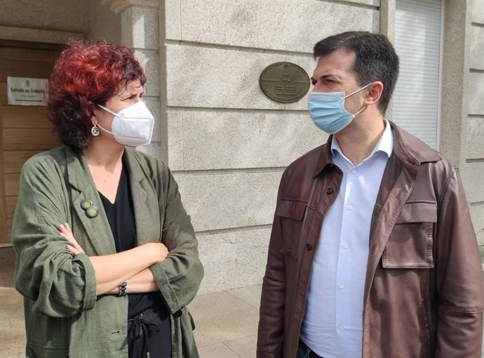 La edil socialista en Teo Uxía Lemus y el secretario xeral del PSdeG, Gonzalo Caballero