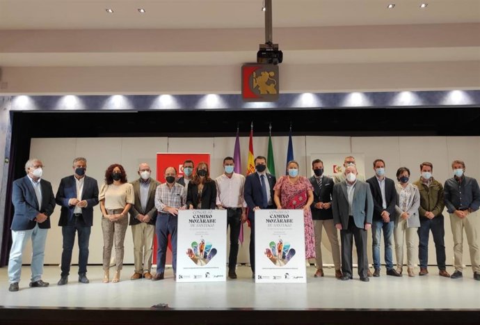 La presidenta de Iprodeco, Dolores Amo (octava por la dcha.), junto a los alcaldes tras la firma del acuerdo.