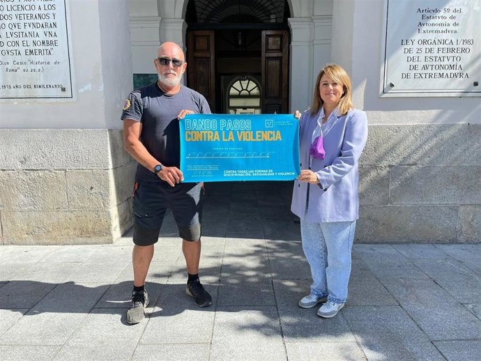 La delegada municipal de Mérida Ana Aragoneses con Jesús Domínguez en su llegada a la ciudad con motivo de la realización del Camino de Santiago contra la Violgencia de Género