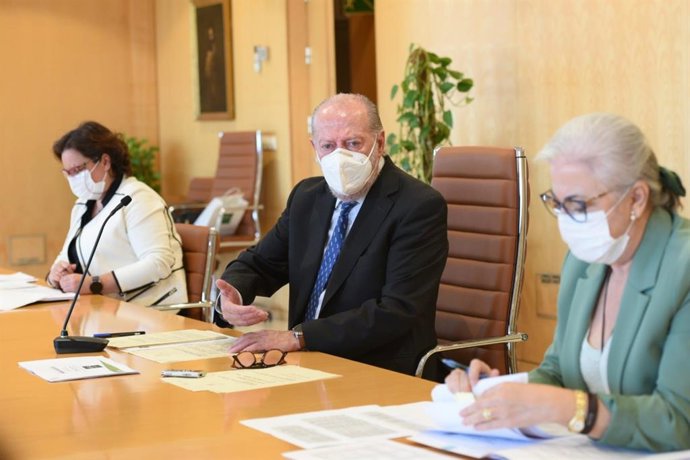 El presidente de la Diputación de Sevilla, Fernando Rodríguez Villalobos, en rueda de prensa