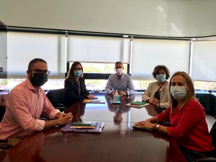 Archivo - El delegado de Educación se reúne con representantes de las AMPA de colegios de Roquetas de Mar en una imagen de archivo. 