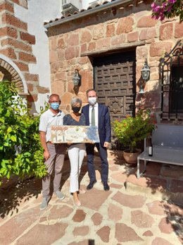 El delegado territorial de Turismo de la Junta de Andalucía en Córdoba, Ángel Pimentel (dcha.), en su visita a Montoro.