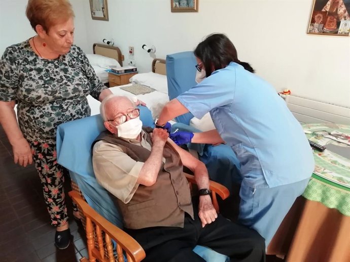 Vacunación con la tercera dosis en residencias de mayores (Foto de archivo).