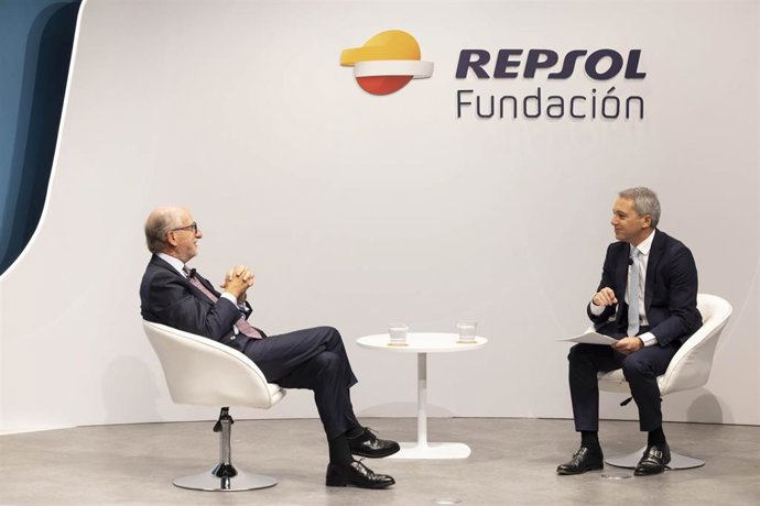 Antonio Brufau, presidente de Repsol, departiendo con el periodista Vicente Vallés