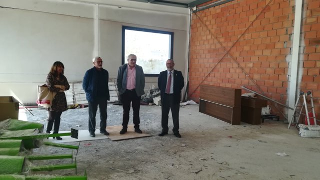 El delegado de Empleo de Almería, Emilio Ortiz, visita un local en Albox  