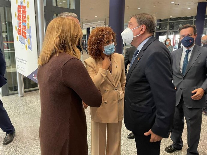 La presidenta de la Diputación de Huelva, María Eugenia Limón, junto al ministro de Agricultura, Pesca y Alimentación, Luis Planas, en la inauguración de Fruit Attraction.