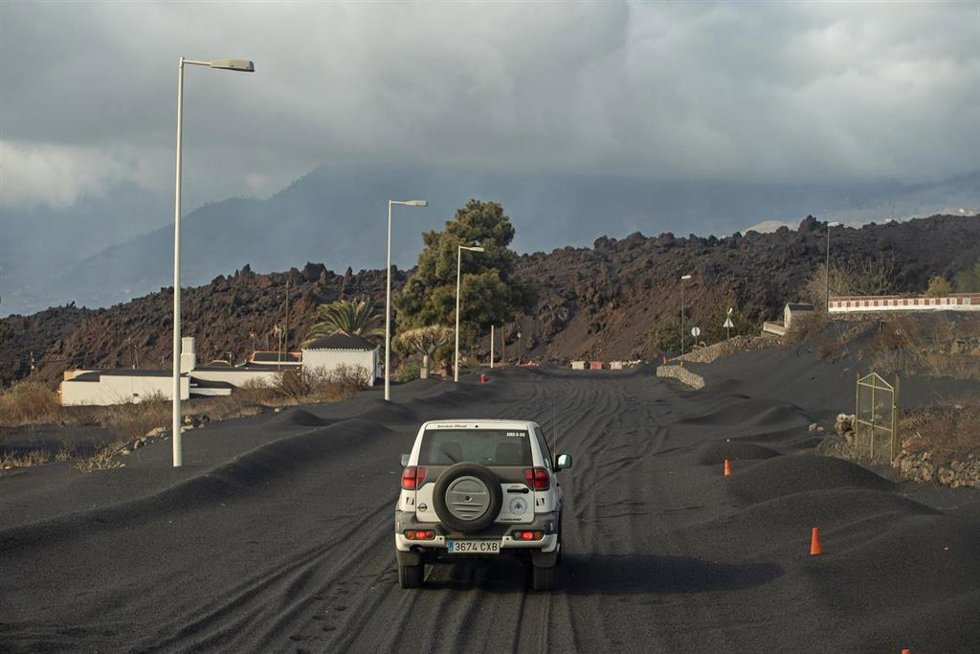 La ceniza del volcán de Cumbre Vieja cubre la zona turistica de la localidad de Puerto Naos, a 4 de octubre de 2021, en La Palma, Santa Cruz de Tenerife, Canarias (España). Este lunes el Comité Director del Pevolca ha acordado reforzar los trabajos de m
