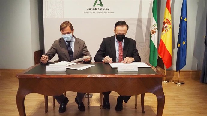 El delegado del Gobierno andaluz en Córdoba, Antonio Repullo (izda.), y el rector de la Universidad de Córdoba (UCO), José Carlos Gómez Villamandos, durante la firma de la cesión de instalaciones de Montilla.