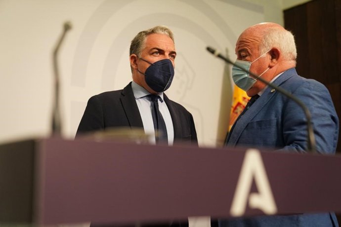 El consejero de la Presidencia, Administración Pública e Interior y portavoz del Gobierno andaluz, Elías Bendodo, y el consejero de Salud y Familias, Jesús Aguirre, en la rueda de prensa posterior a la reunión semanal del Consejo de Gobierno.