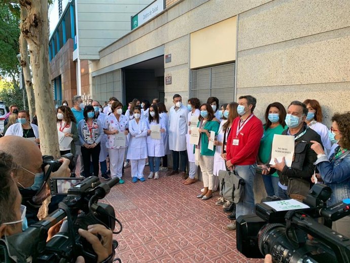 Profesionales sanitarios concentrados ante el Centro de Salud de Santa Rosa.