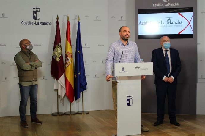 El presidente de la DOP Azafrán de La Mancha, Carlos Fernández Segovia, el delegado de la Junta en la provincia de Albacete, Pedro Antonio Ruiz Santos