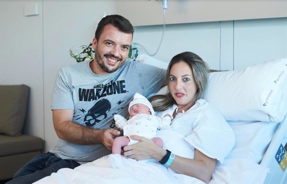 Lidiay Sandro con Carmen, la primera bebé nacida en el nuevo Hospital Materno-Infantil Quirónsalud