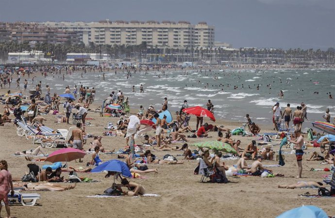 Archivo - La Playa de la Malva-rosa repleta de gente a 12 de julio de 2021, en Valencia