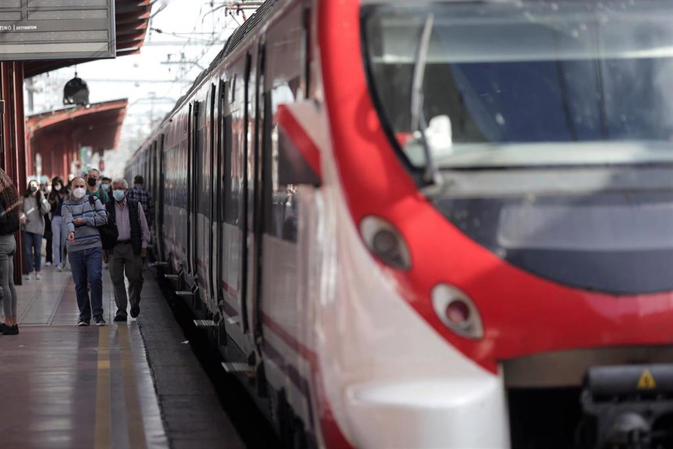 Varios pasajeros esperan en uno de los andenes de la estación de Chamartín durante la tercera jornada de huelga de maquinistas de Renfe, a 4 de octubre de 2021, en Madrid, (España). Convocados por el Sindicato Español de Maquinistas y Ayudantes Ferrovia