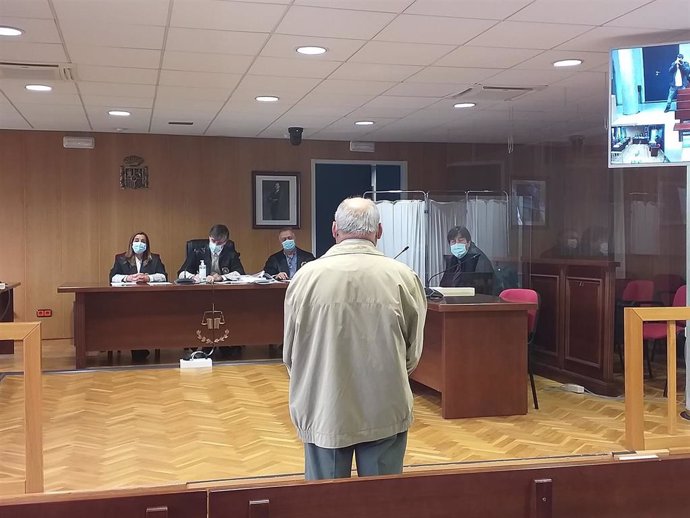 Un hombre, José D.R., acusado de un delito de abusos sexuales sobre su nieta, en el juicio celebrado en la sección quinta de la Audiencia Provincial de Pontevedra, con sede en Vigo.